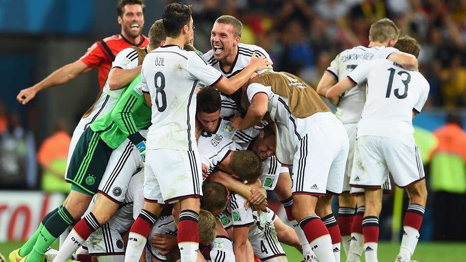 Germany-celebrate-defeating-Argentina