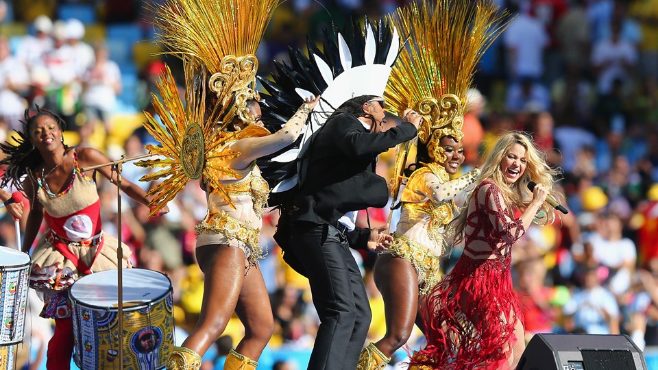 Musician-Carlinhos-Brown-and-singer-Shakira-perform-during-the-closing-ceremony