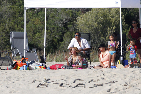 EXCLUSIVE - Beyonce celebrates her birthday with Jay-Z and Blue Ivy in South of France. Beyonce wears a loose dress, is she pregnant of her second child ?