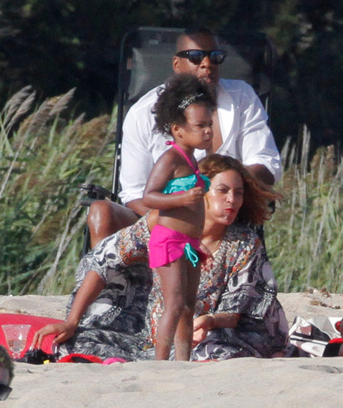 beyonce-jay-z-birthday-beach-photos-0118-480w