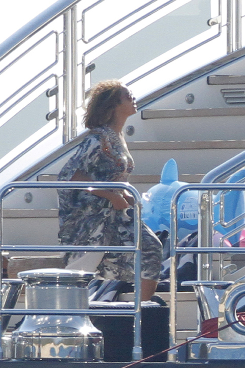 EXCLUSIVE - Beyonce celebrates her birthday with Jay-Z and Blue Ivy in South of France. Beyonce wears a loose dress, is she pregnant of her second child ?