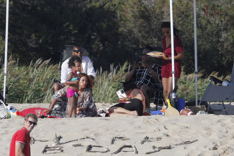 EXCLUSIVE - Beyonce celebrates her birthday with Jay-Z and Blue Ivy in South of France. Beyonce wears a loose dress, is she pregnant of her second child ?