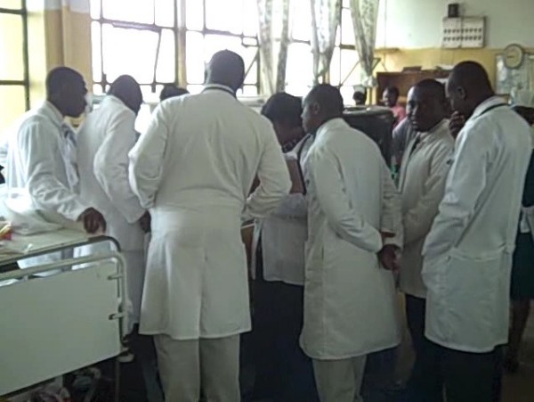 Ghanaian_Medical_Doctors_–_Ward_rounds_at_Komfo_Anokye_Teaching_Hospital,_Kumasi,_Ghana