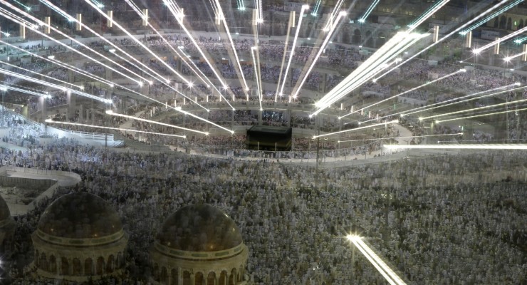 Muslim pilgrims pray around the holy Kaaba at the Grand Mosque, during the annual hajj pilgrimage in Mecca September 27, 2014. REUTERS/Muhammad Hamed (SAUDI ARABIA - Tags: RELIGION TRAVEL) - RTR47YYC