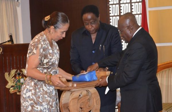 President-Akufo-AddoRight-Presenting-a-Gift-to-Ms-Irene-Vida-Gala-Outgoing-Brasilian-Ambassador-to-Ghana-4-620x406
