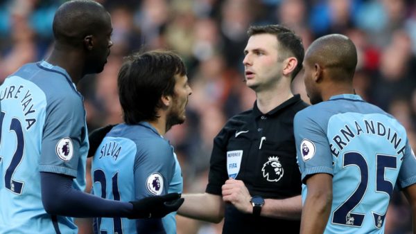 skysports-michael-oliver-referee-manchester-city-players-liverpool-surround_3914293