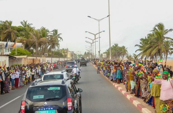 Section-of-the-crowd-lined-up-along-the-streets-of-Lome-620x406