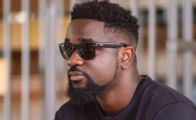 Ghanaian Rappers take on Nigerian rapper on behalf of Sarkodie